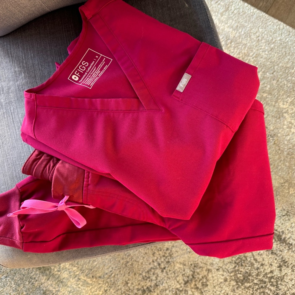 Figs scrub set in Dark Magenta